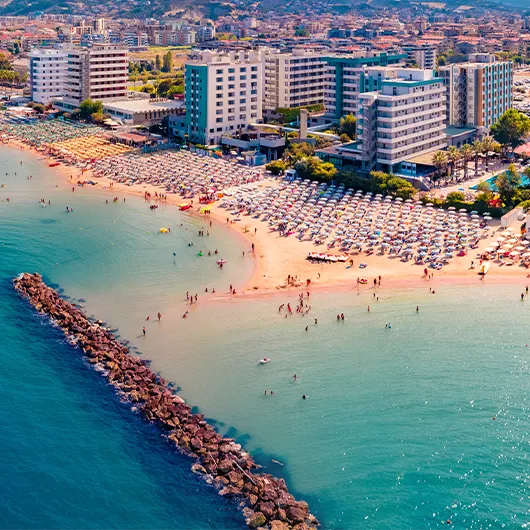 Une belle vue de la plage publique de Montesilvano Une belle vue de la plage publique de Montesilvano