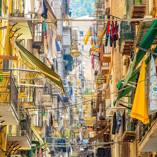 Una vista bonita del casco antiguo de Nápoles barrios Spagnoli Una vista bonita del casco antiguo de Nápoles barrios Spagnoli