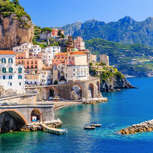 Una vista bonita del pueblo de Atrani y la Costa Amalfitana Una vista bonita del pueblo de Atrani y la Costa Amalfitana