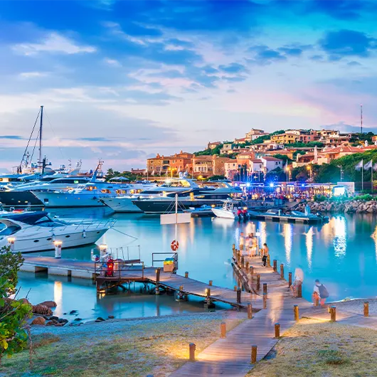 Une belle vue du port et du village de Porto Cervo Une belle vue du port et du village de Porto Cervo