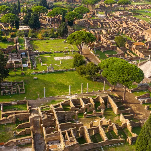 Une belle vue du temple de Rome et d'Auguste et du Capitole Une belle vue du temple de Rome et d'Auguste et du Capitole