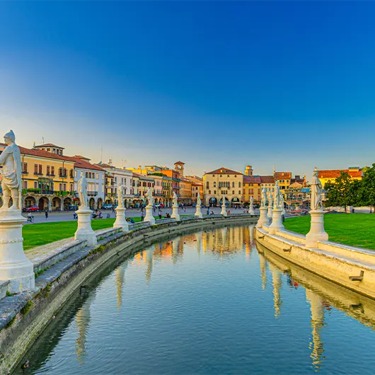 Une belle vue de la Piazza Prato della Valle Une belle vue de la Piazza Prato della Valle
