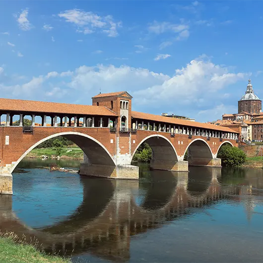 Una bella vista del bellissimo ponte medievale di Pavia Una bella vista del bellissimo ponte medievale di Pavia
