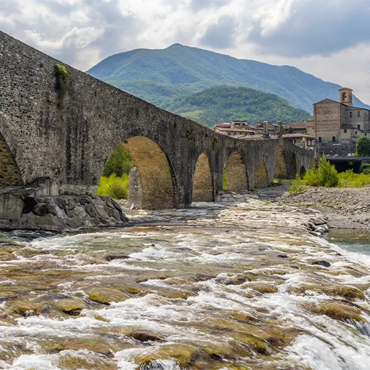 Une belle vue du pont Gobbo aussi appelé Pont du Diable à Bobbio Une belle vue du pont Gobbo aussi appelé Pont du Diable à Bobbio