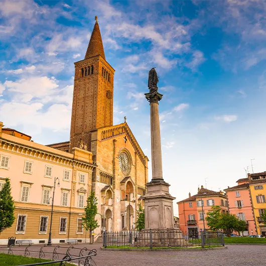Une belle vue de la Piazza Duomo avec la cathédrale Santa Maria Assunta et Santa Giustina Une belle vue de la Piazza Duomo avec la cathédrale Santa Maria Assunta et Santa Giustina