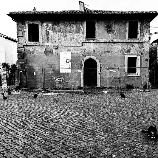 Une belle vue du bâtiment ancien dans la zone du château Borghese Une belle vue du bâtiment ancien dans la zone du château Borghese