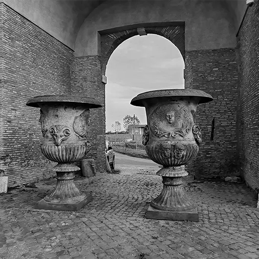 Une belle vue des objets anciens dans la zone du château Borghese Une belle vue des objets anciens dans la zone du château Borghese