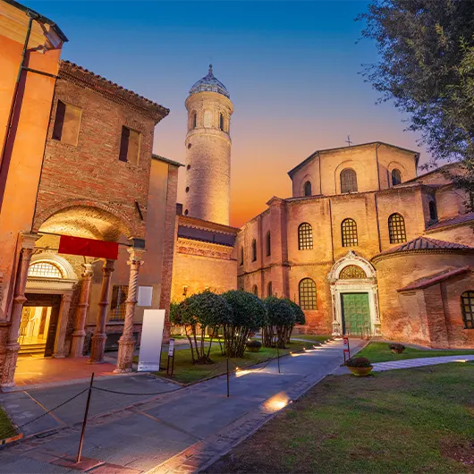 Uma bela vista da histórica Basílica de San Vitale Uma bela vista da histórica Basílica de San Vitale