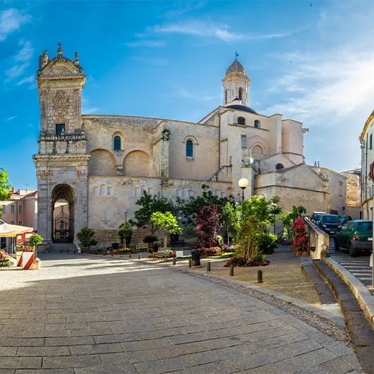 Une belle vue du jardin de fleurs multicolores au cœur de Sassari Une belle vue du jardin de fleurs multicolores au cœur de Sassari