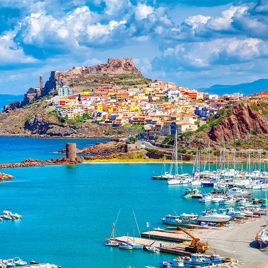 Une belle vue de la ville et du port de Castelsardo en Sardaigne Une belle vue de la ville et du port de Castelsardo en Sardaigne