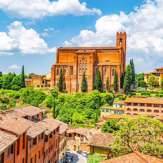 Una bella vista del campanile del Duomo di Siena Una bella vista del campanile del Duomo di Siena