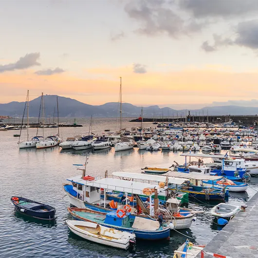 Une belle vue de la mer et des bateaux depuis le port Une belle vue de la mer et des bateaux depuis le port