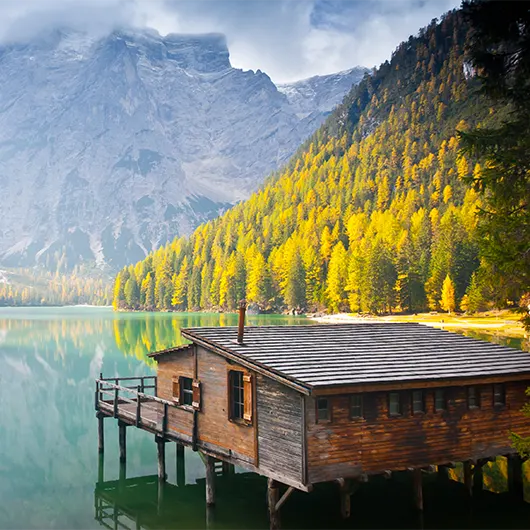 Une belle vue du lac de Braies et des Dolomites Une belle vue du lac de Braies et des Dolomites