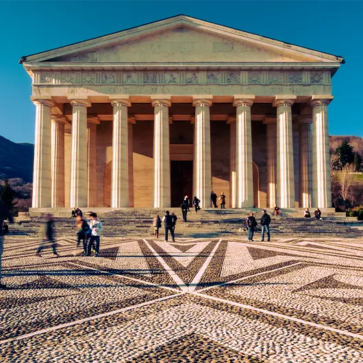 Une belle vue du temple de Canova Une belle vue du temple de Canova
