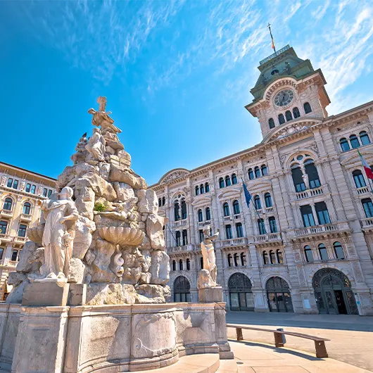 Una bella vista del municipio di Trieste in Piazza Unità d’Italia Una bella vista del municipio di Trieste in Piazza Unità d’Italia