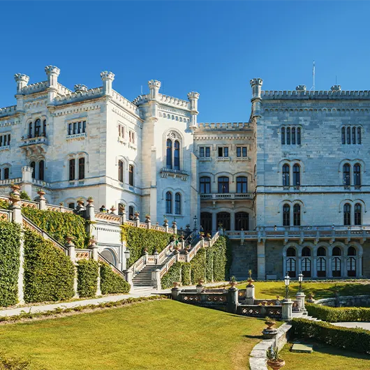 Una bella vista del Castello di Miramare Una bella vista del Castello di Miramare