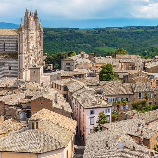 Une belle vue de la cathédrale au-dessus des toits de la vieille ville Une belle vue de la cathédrale au-dessus des toits de la vieille ville