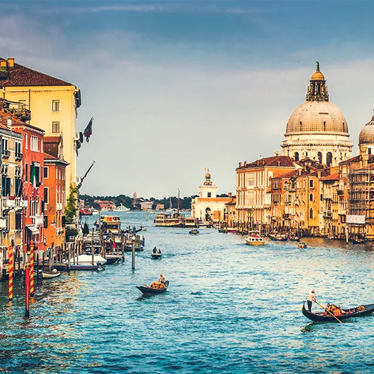 Une belle vue du célèbre Grand Canal et de la basilique Santa Maria della Salute Une belle vue du célèbre Grand Canal et de la basilique Santa Maria della Salute