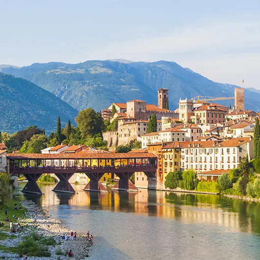 Une belle vue du vieux pont en bois traversant la rivière Brenta dans le village romantique de Bassano del Grappa Une belle vue du vieux pont en bois traversant la rivière Brenta dans le village romantique de Bassano del Grappa