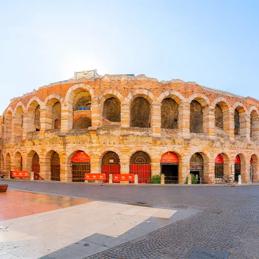 Una vista bonita de la fachada y entrada del antiguo anfiteatro romano en la Piazza Bra Una vista bonita de la fachada y entrada del antiguo anfiteatro romano en la Piazza Bra