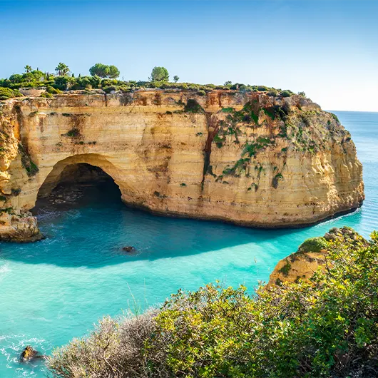 Praia popular em Albufeira Uma vista panorâmica da Praia de Vale Covo