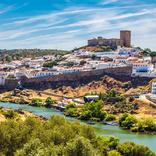Uma vista panorâmica da cidade de Mértola Uma vista panorâmica da cidade de Mértola