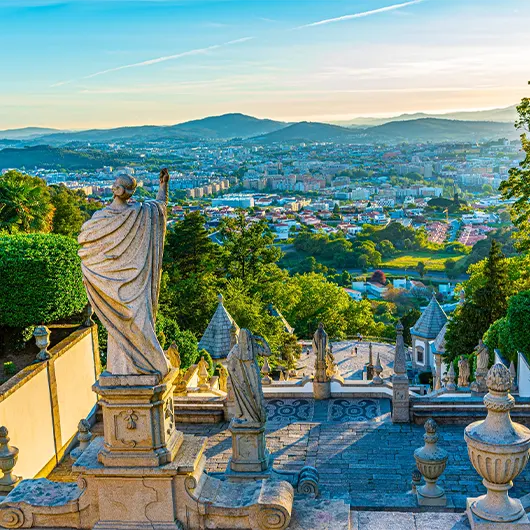 Une vue panoramique de l'église de Bom Jesus Do Monte à Braga Une vue panoramique de l'église de Bom Jesus Do Monte à Braga