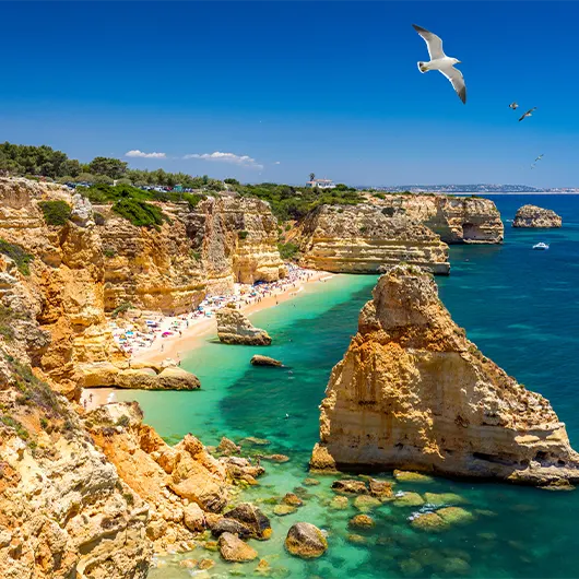 Uma vista panorâmica da Praia da Marinha Uma vista panorâmica da Praia da Marinha