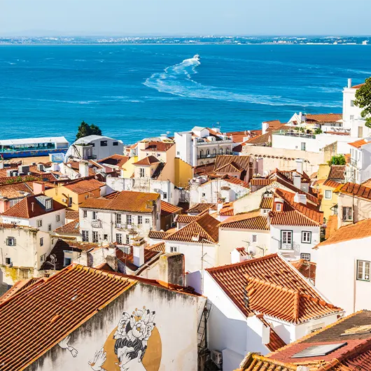 Uma vista panorâmica do bairro de Alfama, na Cidade Velha Uma vista panorâmica do bairro de Alfama, na Cidade Velha
