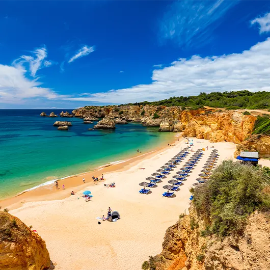 Une vue panoramique de la plage de Barranco Das Canas Une vue panoramique de la plage de Barranco Das Canas