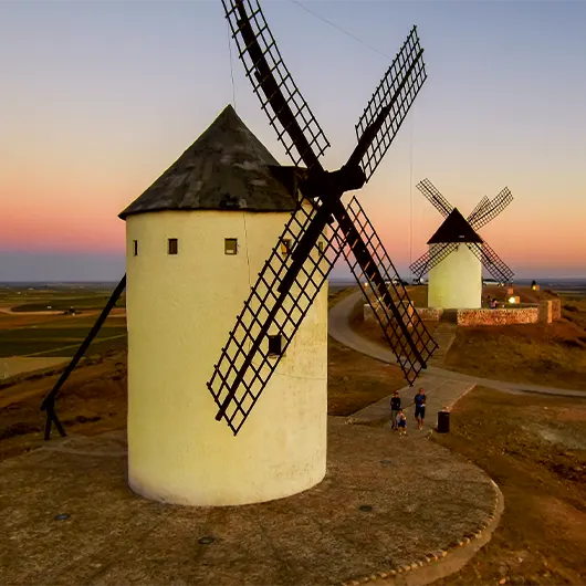 Una bella vista di un mulino a vento nella Mancia Una bella vista di un mulino a vento nella Mancia