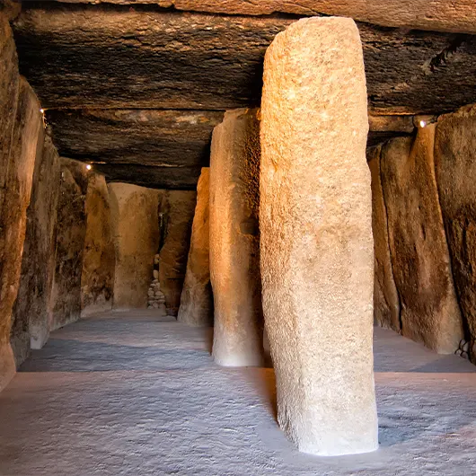 Una vista bonita de un dolmen prehistórico Una vista bonita de un dolmen prehistórico