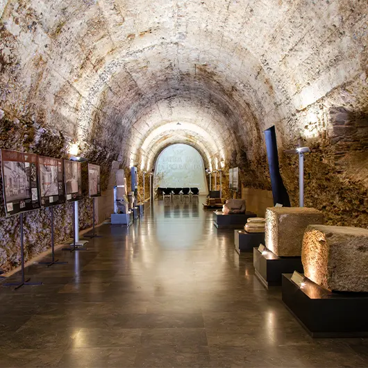 Una bella vista del tunnel romano dell'Ergastula e mostra museale Una bella vista del tunnel romano dell'Ergastula e mostra museale