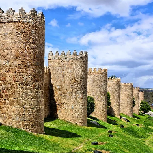 Una bella vista delle imponenti mura medievali e torri Una bella vista delle imponenti mura medievali e torri