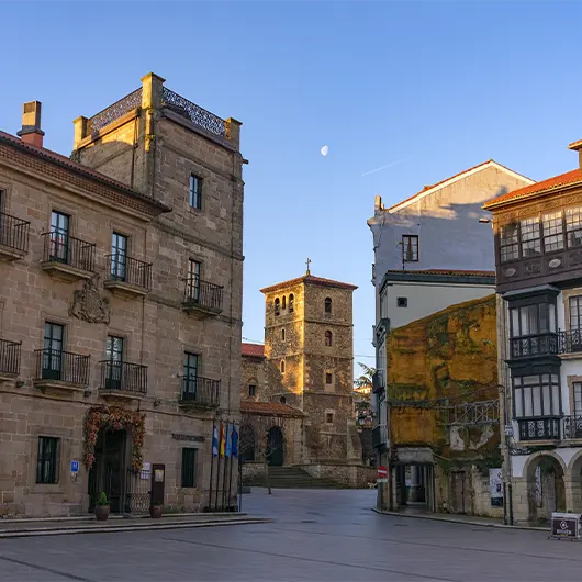 Uma bela vista da Igreja de São Nicolau de Bari e do Palácio de Avilés Uma bela vista da Igreja de São Nicolau de Bari e do Palácio de Avilés
