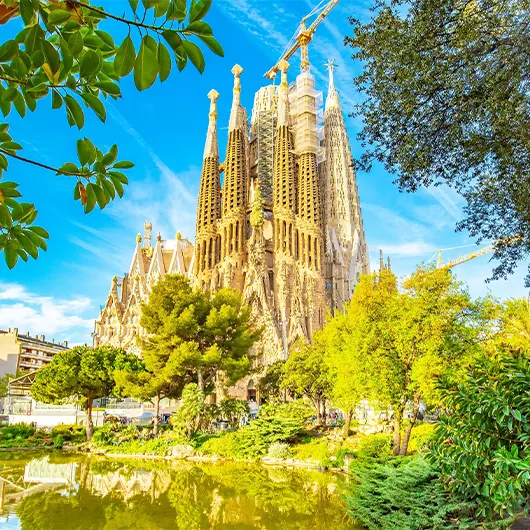 Uma bela vista da bela igreja da Sagrada Família Uma bela vista da bela igreja da Sagrada Família
