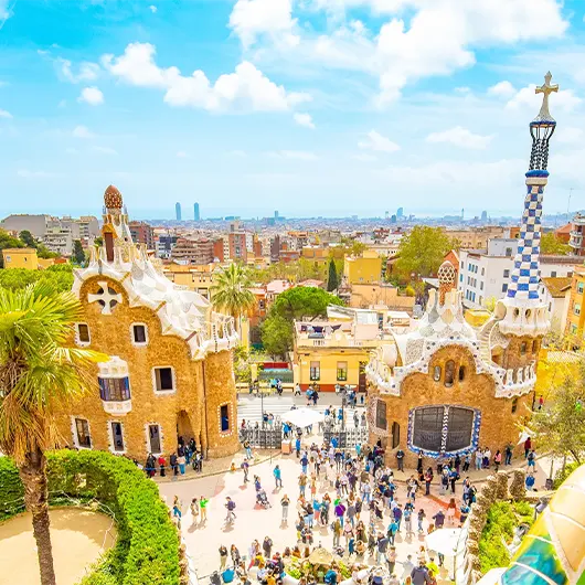 Uma bela vista do famoso Parque Güell e da cidade de Barcelona Uma bela vista do famoso Parque Güell e da cidade de Barcelona