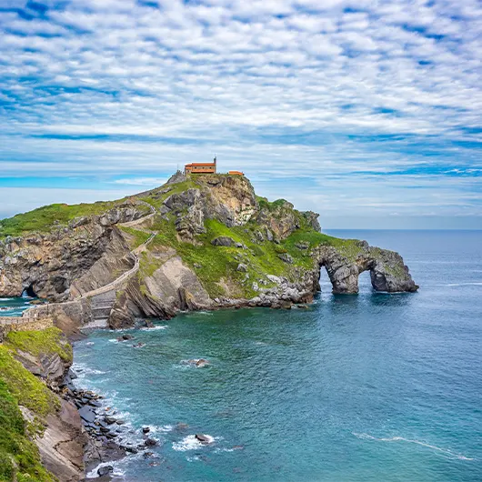 Una bella vista dell'Eremo di San Juan de Gaztelugatxe sull'isola Una bella vista dell'Eremo di San Juan de Gaztelugatxe sull'isola