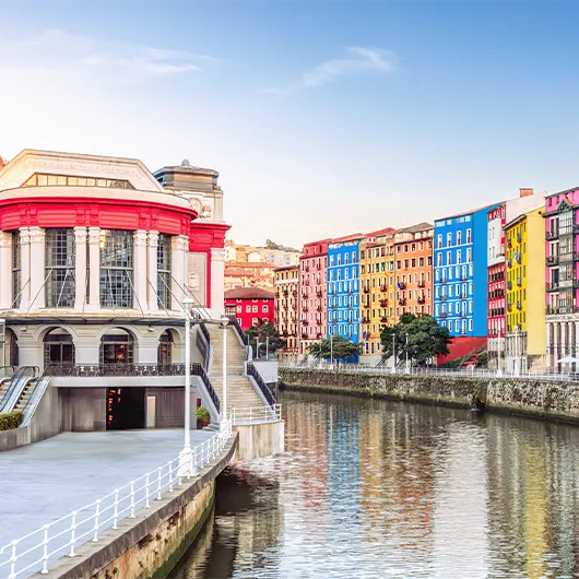 Uma bela vista do centro histórico de Bilbao Uma bela vista do centro histórico de Bilbao