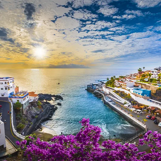 Uma bela vista da cidade de Puerto de Santiago Uma bela vista da cidade de Puerto de Santiago