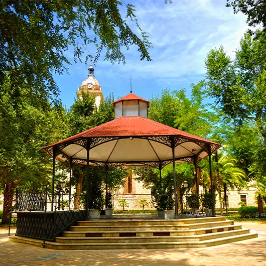Une belle vue du kiosque à musique dans le parc de la Prairie Une belle vue du kiosque à musique dans le parc de la Prairie
