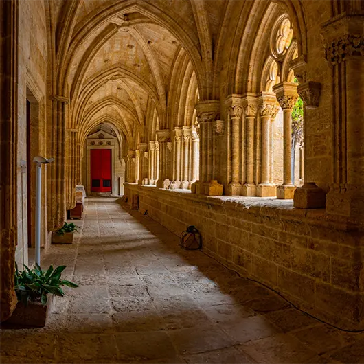 Una bella vista del chiostro della Cattedrale di Ciudad Rodrigo Una bella vista del chiostro della Cattedrale di Ciudad Rodrigo