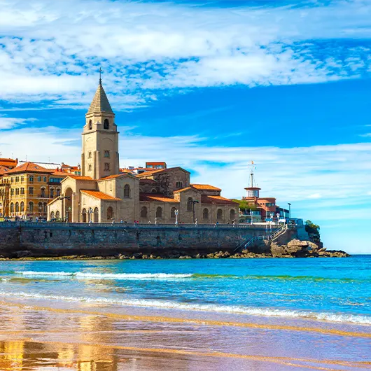 Una vista bonita de la ciudad de Gijón Una vista bonita de la ciudad de Gijón