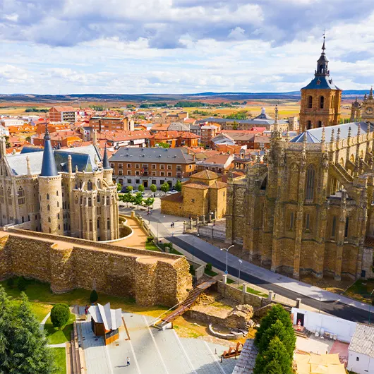 Uma bela vista da Catedral e do Palácio Episcopal de Astorga Uma bela vista da Catedral e do Palácio Episcopal de Astorga