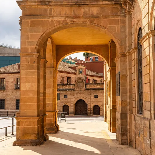 Una vista bonita del arco y soportales del edificio neoclásico del Ayuntamiento Una vista bonita del arco y soportales del edificio neoclásico del Ayuntamiento