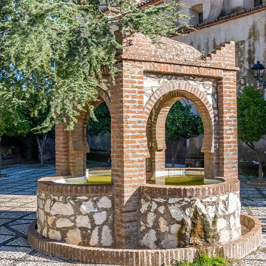 Una vista bonita de la fuente antigua en la plaza de la iglesia Una vista bonita de la fuente antigua en la plaza de la iglesia