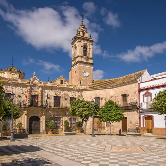 Una vista bonita de la plaza del ayuntamiento de Lora del Río Una vista bonita de la plaza del ayuntamiento de Lora del Río