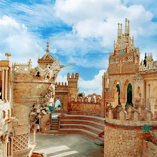 Eine schöne Aussicht auf das Monumentenschloss Colomares Eine schöne Aussicht auf das Monumentenschloss Colomares