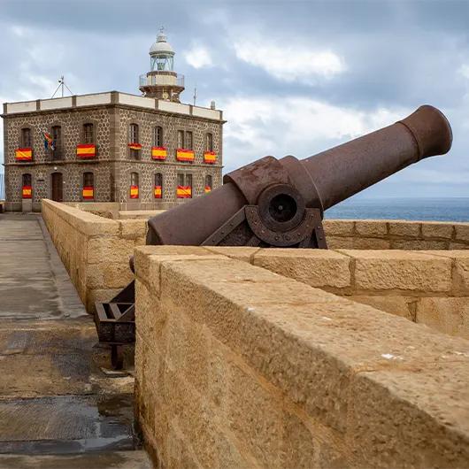 Una vista bonita del faro y fortaleza de Melilla Una vista bonita del faro y fortaleza de Melilla
