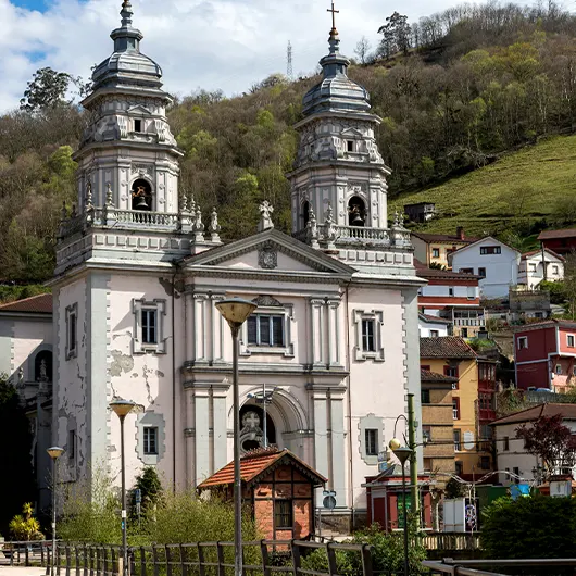 Una vista bonita de la Iglesia de San Juan en Mieres Una vista bonita de la Iglesia de San Juan en Mieres